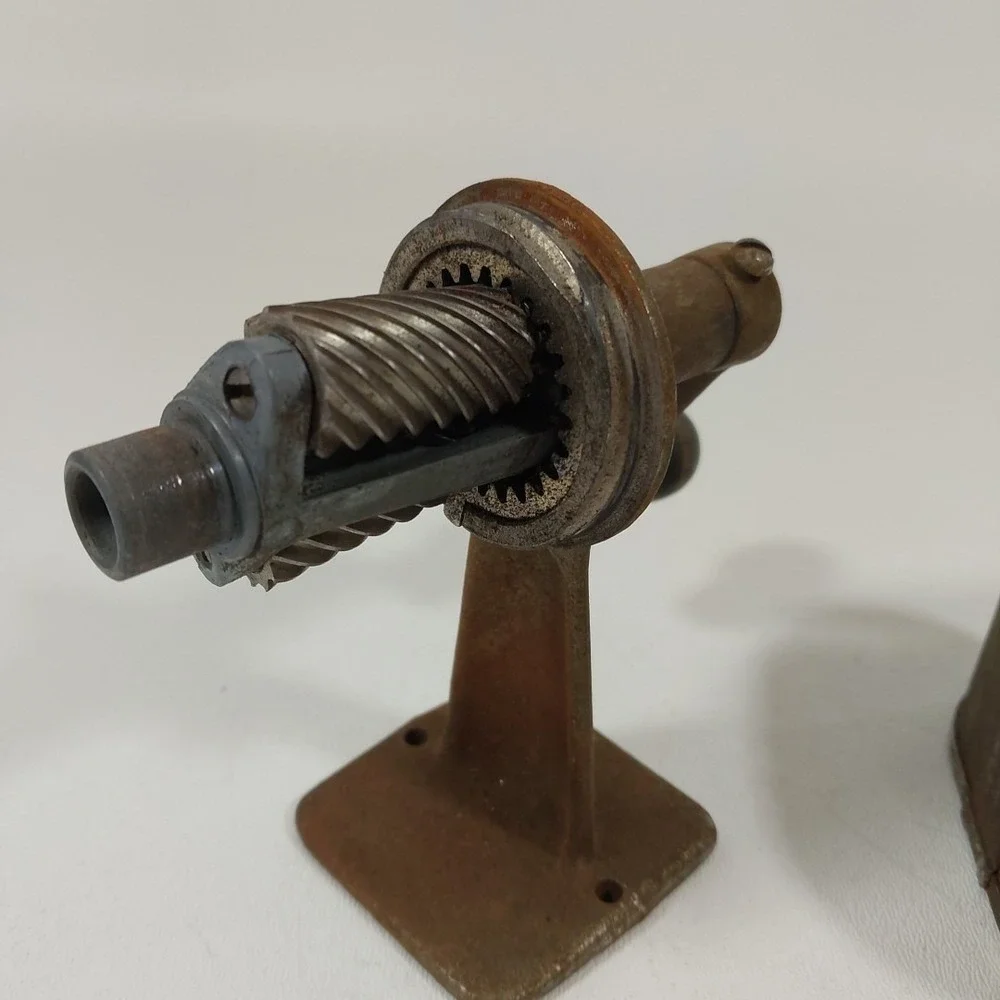 Vintage Chicago automatic pencil sharpener  HAND Crank model # 2 MADE IN‎ USA